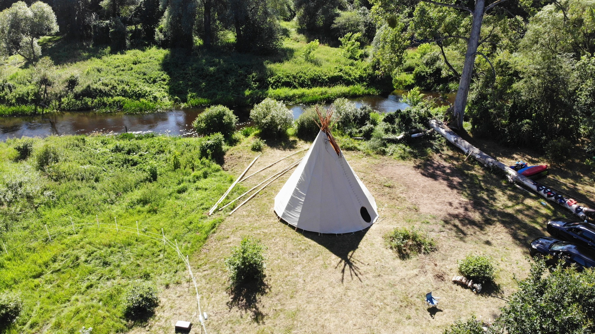 Tipi nad brzegiem Iny — widok z drona