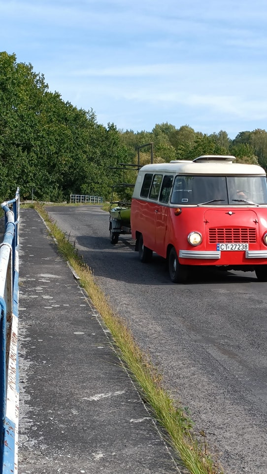 Retro czerwony bus Nysa z przyczepą — nasz transport